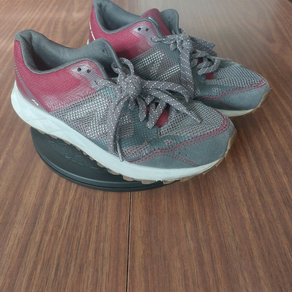 New Balance Womens Size 9 All Terrain Running Shoes 590 V3 Gray And Marroon